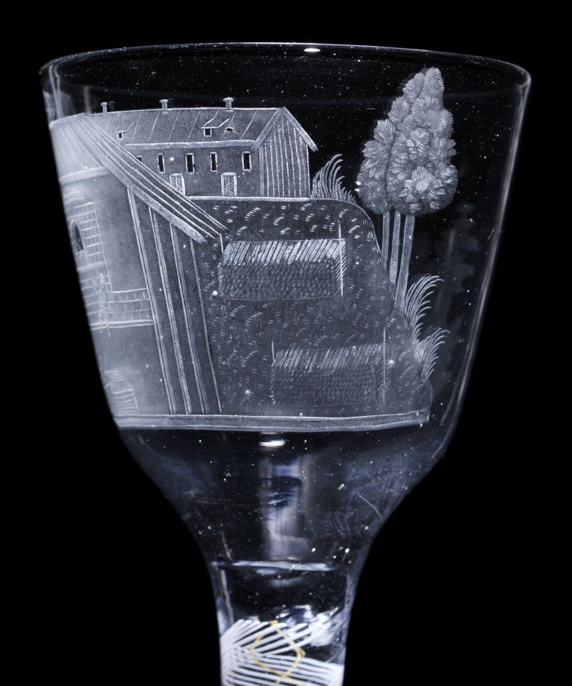 Dette glasset er produsert ved Nøstetangen i 1771 og er del av en serie på 24 glass som viste ulike typer næringslivs­virksomhet. På dette glasset er det glassproduksjon som presenteres. Gravør: Villas Vinter. Bilde 4 av 4. Foto: Nasjonalmuseet/­CC BY-NC