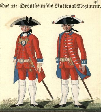 I 1713 bestemte kong Frederik 4 at alle hærenes regimenter skulle ha røde uniformskjoler (jakker) . De forskjellige regimentene skulle skilles fra hverandre ved ulik farge på krage og mansjetter, og ved små detaljer i søm og knapper. Hæren skulle representerer den eneveldige kongens makt og, ikke minst, prakt. Alle detaljer i de forskjellige uniformene måtte derfor godkjennes av kongen selv. Foto: Forsvarsmuseet