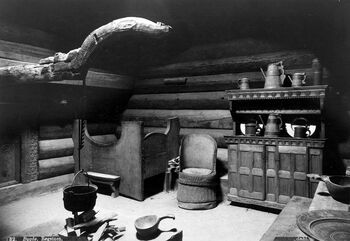 Åren ga oppvarming, lys og varm mat, men også trekk og sot. Kjellebergstua er fra Valle&amp;#160;i Setesdal og står på Norsk Folkemuseum. Foto: Axel Lindahl