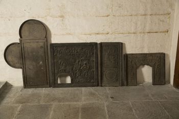 Deler til jernovn fra Froland verk. Foto: Norsk folkemuseum, CC BY-SA 4.0