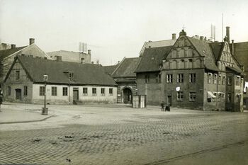 Universitetets første beliggenhet var på Christiania torv. Undervisning i anatomi foregikk i Brænderigaarden, til venstre på bildet, fra 1815 til 1852. Les mer om kampen for det første norske universitetet .&amp;#160;Foto: O. Væring/Oslo byarkiv/ CC BY-SA