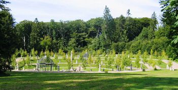 I parken ved Fredensborg slott på Nord-Sjælland ligger Nordmandsdalen, et anlegg som ble utført på 1760-tallet. 60 statuer av norske bønder og fiskere fra forskjellige deler av landet er hogget til av gotlandsk sandstein, og statuene er modellert på elfenbensfigurer som Jørgen Christensen Garnaas fra Nes i Hallingdal tilvirket. Anlegget er dermed en kilde til norske folkedrakter fra 1700-tallet. Les mer om hva folk levde av på landsbygda i Norge .&amp;#160;Foto: Thomas Bredøl/Wikimedia Commons/ CC BY 2.5 DK