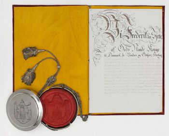Kieltraktaten ble undertegnet i den da danske havnebyen Kiel 14. januar 1814. Traktaten oppløste 434 års union mellom Danmark og Norge og overførte Norge til Sverige. Les mer om&amp;#160; Kieltraktaten og dens virkninger i 1814 .&amp;#160;Foto: Emre Olgun/Riksarkivet i Sverige, originaltraktater, Danmark nr. 46a: Traktaten i Kiel/ CC-BY-NC-SA 4.0