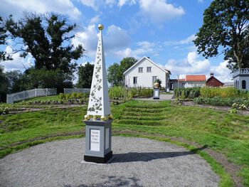 Christian Frederik opprettet sitt hovedkvarter på Spydeberg prestegård 6. august 1814. Dagen etterpå fikk han et tilbud om forhandlinger fra Karl Johan, og 8. august møtte statsrådene på prestegården for å diskutere tilbudet. I svarbrevet til Karl Johan insisterte Christian Frederik at det måtte være Stortinget som skulle godkjenne vilkårene for en endelig fred. Les mer om bakgrunnen for Mossekonvensjonen, som endte krigføringen i 1814 .&amp;#160;Foto: Bohuslen/Wikimedia Commons/ CC-BY-SA 4.0