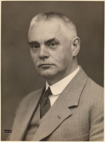 For historikeren Halvdan Koht (1873–1965), her fotografert i 1933, var 1814-grunnloven et produkt av frihetsønsker i den norske befolkningen. Les mer&amp;#160;om historikernes uenigheter om begivenhetene i 1814 .&amp;#160;Foto: Ivan Benkow/Nasjonalbiblioteket