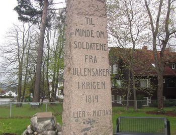 Denne bautaen er ca. 6 m høy og står i Jessheim i Ullensaker kommune. Den ble avduket 17. mai 1914 til minne om de falne fra området.&amp;#160;Les om den kortvarige, men&amp;#160;politisk viktige krigen mellom Norge og Sverige sommeren 1814 .&amp;#160;Foto: Stig Rune Pedersen/ CC BY-SA 3.0
