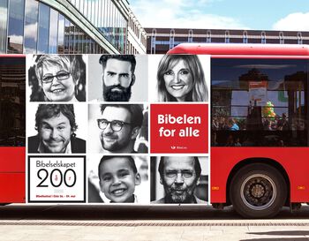 Hovedmålsettingen for virksomheten til Det Norske Bibelselskap er fremdeles at bibelen skal ut til folket, og selskapet tar stadig i bruk nye virkemidler for å nå frem. Her ser vi et eksempel: kjøp av reklameplass på kollektivtransporten i Oslo i anledning 200-årsdagen for selskapet. Kampanjen, som også innbar at utvalgte bibelvers ble trykt på mange av hovedstadens busser og trikker, vakte debatt og ble blant annet møtt med en motkampanje fra den antireligiøse organisasjonen Hedningsamfunnet. Les mer om Det Norske Bibelselskaps historie .&amp;#160;Fotomontasje: Det Norske Bibelselskap