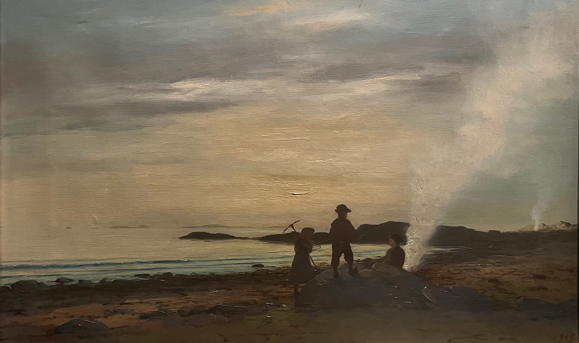 maleri av en strand, noen mennesker som brenner tang og hvit røyk siver opp i himmelen