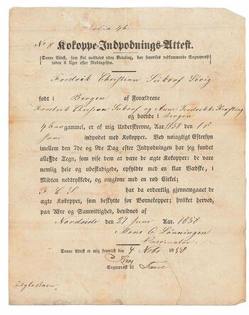 «Kukoppe-Indpodnings-Attest»: Vaksinasjonsattest utstedt i 1858. Kukopper, en koppesykdom som forekom blant kyr (ku er vacca på latin), gjorde mennesker immune mot den ellers ofte dødelige koppesykdommen variola . Den første registrerte vaksinasjonen i Norge ble utført av Magnus Andreas Thulstrup i 1801. Les mer om&amp;#160; årsakene til den store befolkningsveksten i Norge&amp;#160;i første halvdel&amp;#160;av 1800-tallet .&amp;#160;Foto: Statsarkivet i Bergen
