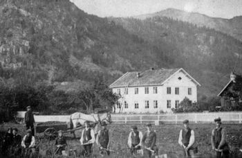Befolkingsauken på 1800-talet var formidabel. éin av årsakane var potetdyrkinga vart omfattande. Her ser med potetopptaking på garden Moen i Kviteseid. Foto: Chrisitan Munthe/Norsk Folkemuseum/ CC pdm