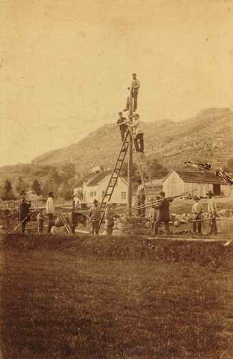 Her bygges en telegraflinje ved Hetland i Heskestad i Rogaland, 1857. Les mer om utbyggingen av kommunikasjonen i Norge på 1800-tallet . Foto: Ukjent fotograf/Dalane Folkemuseum