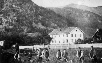 Husmenn leide gjerne&amp;#160;gård og tomt av gårdeier ved å utføre en viss mengde pliktarbeid. Her tar husmenn og tjenestefolk opp poteter på gården Moen i Kviteseid i Telemark. Bildet er tatt av gårdeieren selv, en gang mellom 1850 og 1880.&amp;#160;Les mer om husmannsvesenet i Norge .&amp;#160;Foto: Christian Munthe/Norsk Folkemuseum/ CC PDM