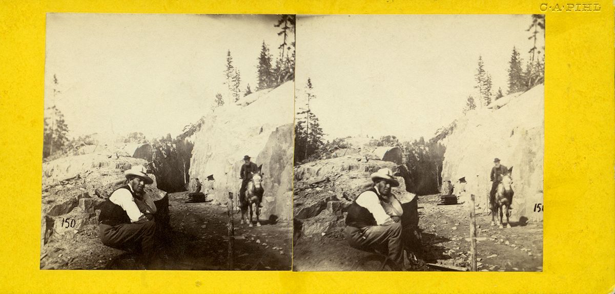 Stereofotografi (to nesten identiske bilder) av mann som sitter til venstre, mann på hest til høyre, langs vei der jernbane vil bli lagt