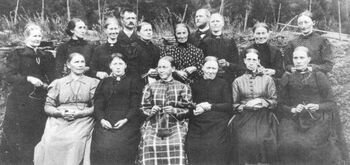 Mange av de kristne foreningene som ble stiftet i Norge fra 1840-tallet av, var vesentlig for kvinner, som Sundvollen Misjonsforening, her avbildet i 1898. Pioneren for kvinneforeningene var prestefruen Gustava Kielland. Foreningene ble en svært viktig arena for å vekke norske kvinners samfunnsengasjement. Les mer om hvordan religionslivet i Norge endret seg med opphevelsen av konventikkelplakaten i 1842 og dissenterloven av 1845 . Foto: Hole bygdearkiv