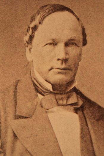 Språkmannen Knud Knudsen (1812–1895) la grunnlaget for bokmål/riksmål.&amp;#160;Les mer om Knudsen og hans arbeid for språkreform .&amp;#160;Foto: ukjent/CC PDM