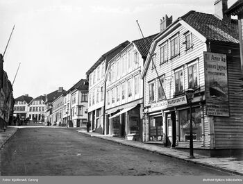 Da silda forsvant økte utvandringen til Amerika fra kystbyene på Vestlandet. Bildet viser Breigata i Stavanger omkring 1910. Til høyre ses hovedkontret til et av&amp;#160;selskapene som fraktet migranter til Amerika.