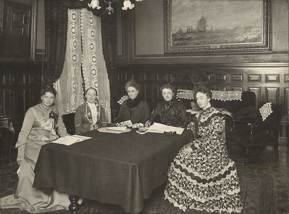 Fotografi, portrett av styremedlemmer av Norske Kvinners Nasjonalråd, sittende rundt et bord