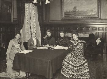 Norske Kvinners Nasjonalråd ble stiftet i 1904 og var en paraplyorganisasjon som skulle muliggjøre samarbeid mellom ulike kvinneforeninger. Dette fotografiet er fra det første styremøtet. Fra venstre: Karen Grude Koht, Fredrikke Marie Qvam, Gina Krog, Betzy Kjeldsberg og Katti Anker Møller. Les mer om kampen for kvinners rettigheter i Norge . Foto: ukjent/Nasjonalbiblioteket/ CC BY 2.0