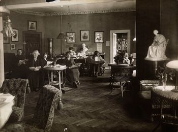 Dette er lesesalen i Læseforening for Kvinder i Kristiania. Foreningen ble stiftet i 1874, med en mann, konsul Heftye, som formann. Skulpturen av Camilla Collett, som var en initiativtaker til foreningen, ble avduket i 1910. Les mer om kampen for kvinners frihet og rettigheter på 1800-tallet . Foto: ukjent/Nasjonalbiblioteket/ CC PDM