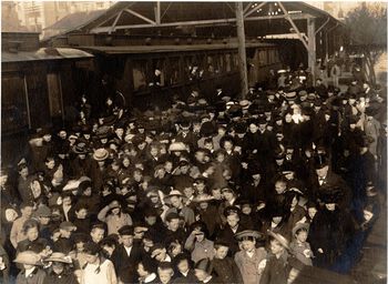 Norske Kvinners Sanitetsforening ble stiftet i 1896 for å bekjempe og forebygge sykdom. Foreningen drev helsestasjoner rundt om i landet. Foreldrene til disse 154 barna på bildet hadde tuberkulose, og barna ble sendt til opphold i en «barnekoloni» drevet av&amp;#160;Norske Kvinners Sanitetsforening. Bildet er tatt ved avreise på jernbanestasjonen i Bergen i 1911. Les&amp;#160;om hvordan helse og hygiene ble en samfunnssak på 1800-tallet .&amp;#160;Foto: Bergen Jacobsen/Universitetsbiblioteket NTNU