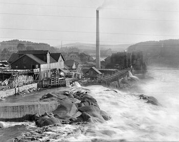 Dette er Hafslund bruk i Sarpsborg i Østfold før kraftanlegget ble bygget. Fotografiet er tatt rundt 1900. Hafslund-konsernet ble grunnlagt i 1898. Les mer om hvordan Norge ble et industriland . Foto: ukjent/Østfold fylkes billedarkiv