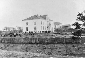 «Hamar Stiftsseminarium» var navnet på lærerskolen som ble startet i 1867. Skolen er fotografert i 1879, like etter at nybygde lokaler stod ferdig. Les mer om utdanningsrevolusjonen i Norge på slutten av 1800-tallet . Foto: B. S. G. M. Bülow/Domkirkeoddens fotoarkiv