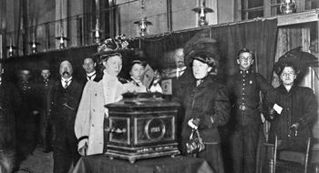 Kommunevalget i 1910 var første anledning for alle norske kvinner å stemme. Allmenn stemmerett for kvinner ved kommunevalg ble innført tidligere samme år. Her fra stemmelokalet ved Akershus festning. Les mer om hvordan stemmeretten i Norge ble utvidet til å gjelde alle – menn og kvinner . Foto: Oslo Museum/ CC BY-SA