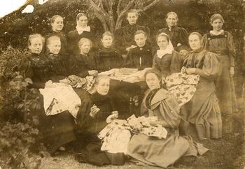 Dette er Zulu-foreningen i Stavanger, fotografert rundt 1900. Misjonen var Norges første bistand, og den ble finansiert gjennom det frivillige arbeidet som kvinnene gjorde på møtene. I tillegg kunne de diskutere små og store saker som opptok dem. Les mer om hvordan fjerne strøk av verden ble en del av den norske hverdagen . Foto: Misjonsarkivet/Misjonshøgskolen