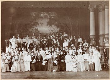 Landskvinnestemmerettsforeningen ble stiftet i 1898. Da allmenn stemmerett ble gitt kvinner i Norge i 1913, jobbet organisasjonen med å mobilisere kvinner til å bruke stemmeretten. Foreningen ble oppløst i 1938. Her fra et møte på Lillehammer, ukjent dato. Les mer om hvordan kvinner fikk stemmerett i Norge . Foto: Alvilde Torp/Nasjonalbiblioteket/ CC PDM
