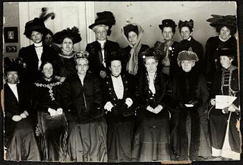 Dette fotografiet er fra Suffrage Alliance-kongressen i London i 1909. Etter at norske kvinner fikk stemmerett i 1907, sendte den norske regjeringen offisielle representanter til internasjonale kongresser for kvinners stemmerett. Fredrikke Marie Qvam var Norges representant i London i 1909 og sitter nest ytterst til høyre på bildet. Les mer om kampen for kvinners stemmerett i Norge . Foto: Nasjonalbiblioteket/ CC PDM