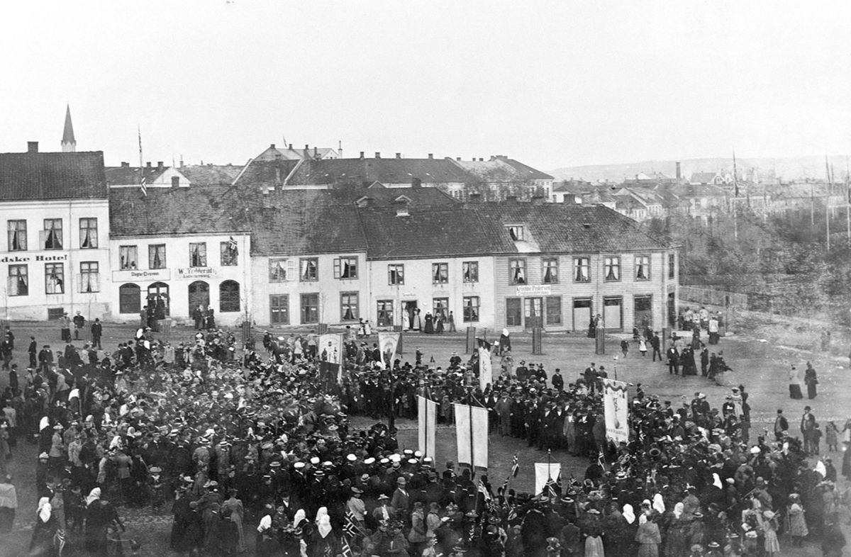 Fotografi som viser folkemengde på Stortorget på Hamar, der 17. mai-toget har blitt oppløst