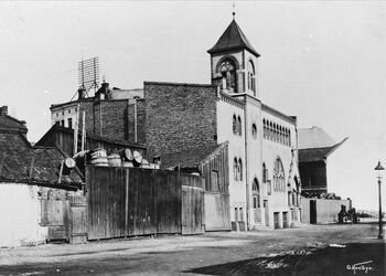 Det skyllet en «kristelig-sosial» bølge over Norge omkring 1900. Her er Vaterlandskirken, innviet i 1899 som den første av fire «småkirker» i hovedstaden. Småkirkene skulle bedre kontakten mellom statskirken og arbeiderbefolkningen og ble knutepunkter for et vidt forgrenet sosialt arbeid. Les mer om hvordan kirken møtte samfunnsutviklingen på slutten av 1800-tallet . Foto: Oscar Hvalbye/Oslo museum/ CC BY-SA &amp;#160;