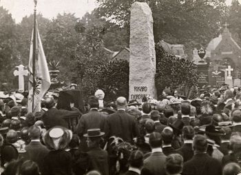 Bjørnstjerne Bjørnson holder tale ved avdukingen av Rikard Nordraaks bauta i Berlin. Nordraak hadde bodd i utlandet i flere år da han døde som 23-åring i 1866, men han var sterkt opptatt av norsk nasjonalitet. Mest kjent er han for å ha skrevet melodien til diktet Ja, vi elsker, som hans fetter, Bjørnstjerne Bjørnson, hadde skrevet. Les mer om nasjonalismen i Norge på slutten av 1800-tallet . Foto: ukjent/Nasjonalbiblioteket&amp;#160;