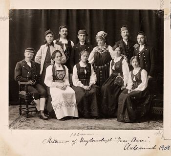 Medlemmer av ungdomslaget «Ivar Aasen» i Ålesund, fotografert i 1908. I ungdomslag og andre foreninger som tilhørte venstrebevegelsen gjorde nasjonalismen seg gjeldende. Men spørsmålet om hva som utgjorde det nasjonale kunne skape intern strid: Nasjonalismen i venstrebevegelsen kom i mange ulike former . Foto: Sigvald Moa/Nasjonalbiblioteket