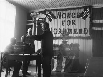Dette fotografiet er fra stemmelokalet på Maridalen skole i Oslo, 13. august 1905. 99,95 prosent av velgerne stemte for norsk uavhengighet. Les mer om folkeavstemningen om unionen med Sverige i 1905 . Foto: Jesper Jespersen/Oslo Museum/ CC BY-SA