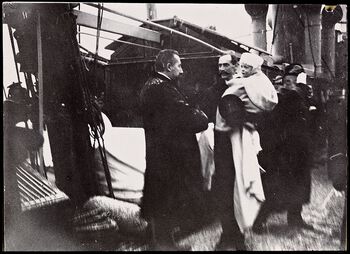 Her tar statsminister Christian Michelsen imot kong Haakon 7 og kronprins Olav, som ankom Norge 25. november 1905, etter at det norske folk hadde stemt ja til den danske prins Carl som ny konge over Norge . Foto: Jens Hilfling-Rasmussen/Nasjonalbiblioteket&amp;#160;