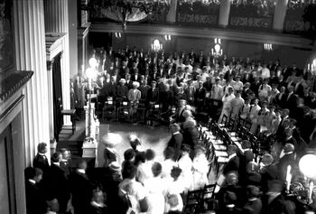 Immatrikulering av studenter ved Universitetet i Oslo i 1908. I løpet av 1800-tallet hadde høyere utdanning blitt tilgjengelig for flere enn samfunnets øverste elite. Les mer om de økende utfordringene for embetsmennenes dominans i Norge . Foto: Herman Neupert/Oslo Museum/ CC BY-SA