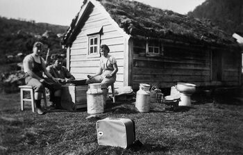To små oppfinnelser, melkeseparatoren og melkemaskinen, endret både melkeproduksjonen og samfunnet. Les mer om hvordan disse innretningene bidro til markedsøkonomi og samvirkedanning blant bøndene i Norge . Foto: Sogn og Fjordane fylkeskommune fylkesarkiv