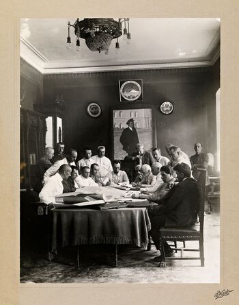 Dette er Folkeforbundets Armeniakommisjon i 1925. Fridtjof Nansen sitter ved bordet til høyre, som nummer fire fra fotografen.&amp;#160;Kommisjonens sekretær Vidkun Quisling står foran portrettet av Lenin. Les mer om Nansens rolle i internasjonalt fredsarbeid . Foto: Kozak/Nasjonal­biblio­teket, bldsa_k6d001