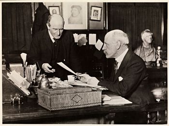 Fridtjof Nansen på besøk hos den internasjonalt orienterte rektoren&amp;#160;John Lewis Paton, i hans kontor ved Manchester Grammar School, 1922. Les mer om Nansens engasjement for internasjonalisme og humanisme .&amp;#160;Foto: ukjent/Nasjonalbiblioteket, bldsa_6a130