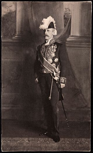 Fridtjof Nansen i ambassadøruniform. Fotografiet er tatt i London, ca. 1907. Les mer om politikeren Fritjof Nansen . Foto: ukjent/Nasjonalbiblioteket, bldsa_5b005