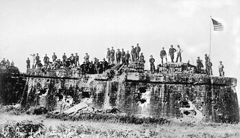 Amerikanske soldater med Krag-Jørgensen-rifler ved Fort San Antonio de Abad i Filippinene, 1899. Les mer om det norskpatenterte geværet Krag-Jørgensen, som ble standardvåpen i det norske, danske og amerikanske forsvaret .&amp;#160;Foto: ukjent/US Library of Congress/ CC BY NC