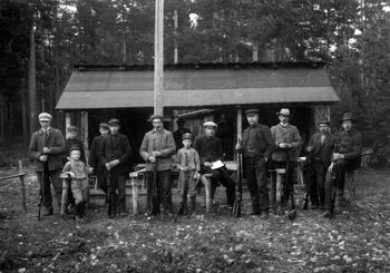 Barn&amp;#160;fikk skytetrening i Norge i de første tiårene av 1900-tallet. Her er Vinstra skytterlag i&amp;#160;1909. Les mer om skytetreningen i norske skoler . Foto: Hans H. Lie/Maihaugen