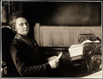 Anna Rogstad var landets første&amp;#160;kvinnelige&amp;#160;stortingsrepresentant, her fotografert på Stortinget 19. mars 1911. Les mer om kvinners politiske mobilisering før innføringen av allmenn stemmerett i 1913 . Foto: Anders Beer Wilse/Nasjonalbiblioteket