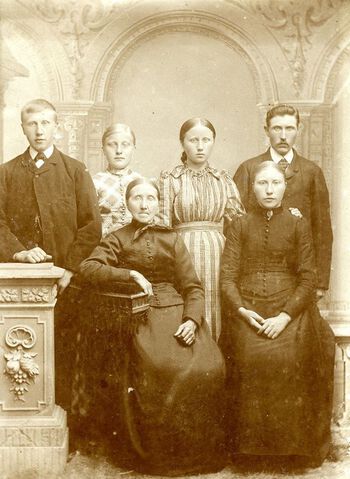 Om lag 800 000 nordmenn drog frå heimane sine og flytta til eit anna land mellom 1830 og 1920. Dei fleste dro til USA. Her ser vi fem søsken i famlien Tosvoll frå Skjold i Rogaland, fotografert saman med mor si rundt 1893.I løpet av dei neste tre åra hadde tre av dei utvandra til Iowa i USA . Foto: ukjent.