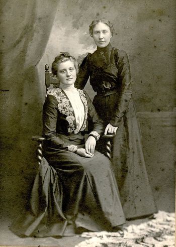 Mange som utvandra frå Norge til USA hadde familie som hadde reist i førvegen og etablerte seg i det nye landet . Her ser med Johanna og Jørgina Tosvoll frå Skjold i Rogaland, etter fleire år i USA. Dei reiste ut i 1896. Tre år før hadde bror deira, Johannes, vandra ut. Han sendte fleire brev heim der han oppfordra søstrene sine til å komme etter. Foto: ukjent