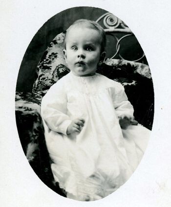 Norske utvandrar sende ei stor mengd med b rev heim til familie og vener som hadde blitt verande i Norge. Mange av breva inneheldt bilete, blant anna av nye famlilemedlemmer. Her ser me eit heimsendt bilete av utvandraren Johanna Tosland sin fyrstefødde. Foto: ukjend
