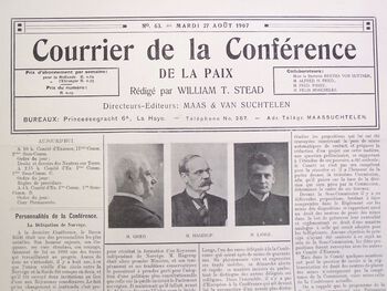 Avisforside med den norske delegasjonen til fredskonferansen i Haag i 1907: Joachim Grieg (tidligere stortingsmann, teknisk delegert), Francis Hagerup (ambassadør, professor i juss og tidligere statsminister, hoveddelegat) og Christian Lous Lange (sekretær for Nobelkomiteen, teknisk delegert). Les mer om hvordan den selvstendige norske staten utviklet sin egen utenrikspolitikk etter unionsoppløsningen i 1905 . Foto: Øyvind Tønnesson