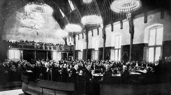 Dette fotografiet er tatt i&amp;#160;konferansesalen for&amp;#160;den andre fredskonferansen i Haag, som&amp;#160;ble arrangert&amp;#160;i 1907&amp;#160;og hvor&amp;#160;den tidligere&amp;#160;norske&amp;#160;statsministeren Francis Hagerup deltok. I lag med andre mindre stater forhindret han stormaktenes ønske om å etablere en permanent internasjonal domstol der dommerne ble valgt av stormaktene selv. Les mer hvordan den selvstendige norske staten utviklet sin egen utenrikspolitikk etter unionsoppløsningen i 1905 .&amp;#160;Foto: AKG-Images/NTB Scanpix