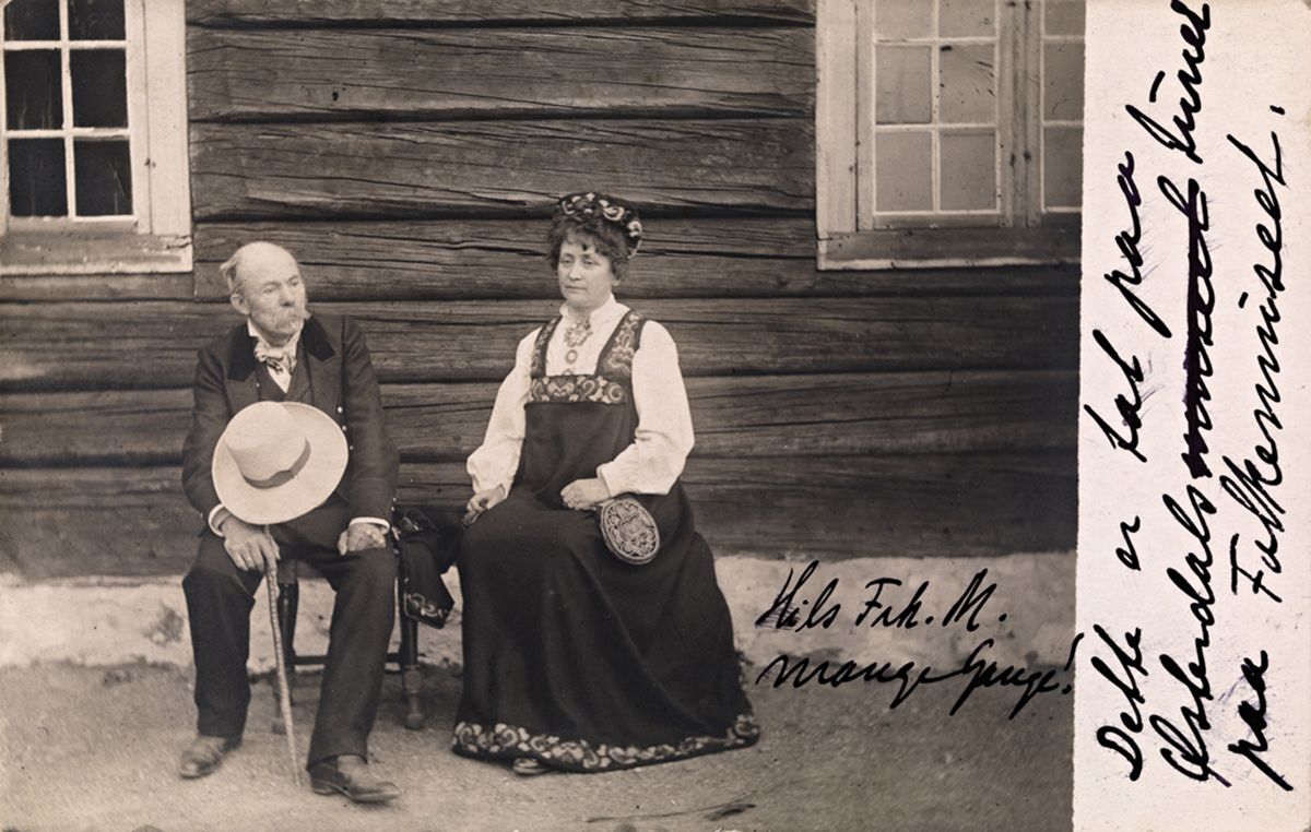 Fotografi av Arne og Hulda Garborg på Østerdalstunet på Norsk Folkemuseum